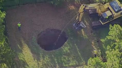 Crews begin filling in recently reopened Seffner sinkhole