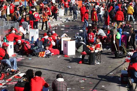 Kansas City Chiefs parade shooting : Heroic fan tackles gunman amidst ...