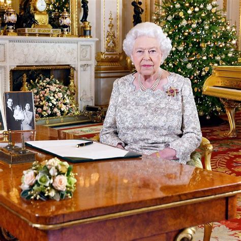 Queen Elizabeth Festively Decorates Windsor Castle for Christmas | Us ...