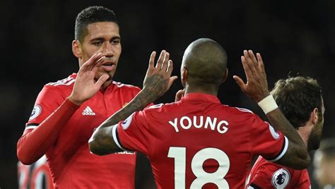 Manchester United Fans React to Chris Smalling's Social Media Post ...