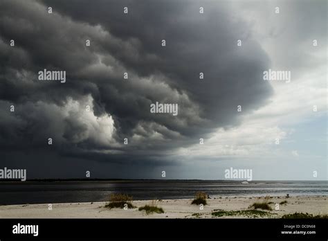 Arcus cloud shelf cloud formation hi-res stock photography and images ...