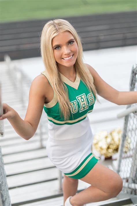 Senior Pictures and poses for cheerleaders #senior #seniorpictures # ...