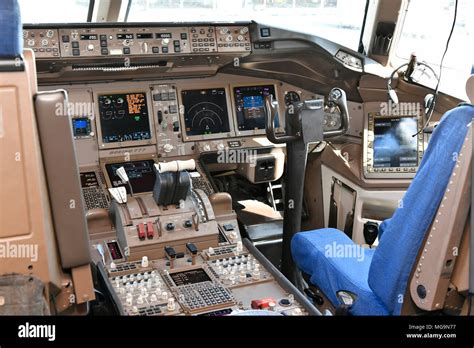 Boeing 777 cockpit hi-res stock photography and images - Alamy