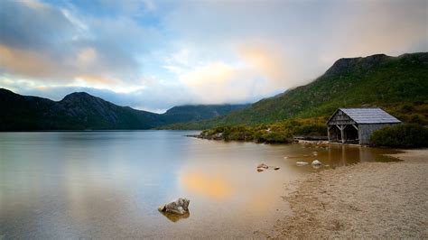 Dove Lake - Cradle Mountain, Tasmania Attraction | Expedia.com.au