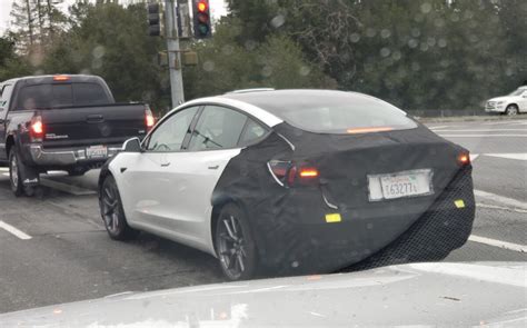 Comienza a rodar el restyling del Tesla Model 3 cubierto de camuflaje ...