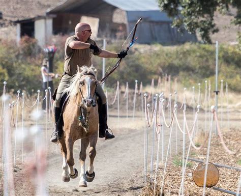 horseback archery horseback archery competition Teaching horseback archery. Kassi MA3 Horse bows ...