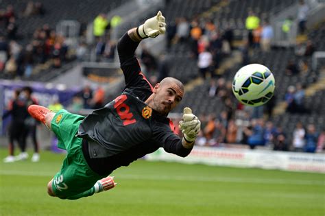 Manchester United goalkeeper Victor Valdes hits back at Louis van Gaal ...