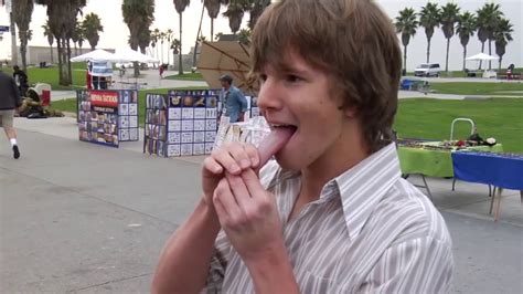 Boy has longest tongue in entire world - YouTube