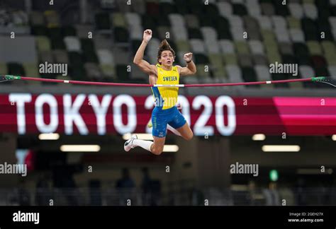 Mondo Duplantis surpassing the bar at the 2020 Tokyo Olympics Stock ...