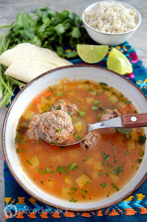 Sopa o caldo de albóndigas - Pizca de Sabor