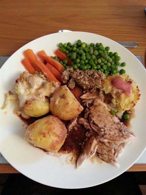 English sunday Roast Chicken....yum | English food, Roast chicken dinner, British food