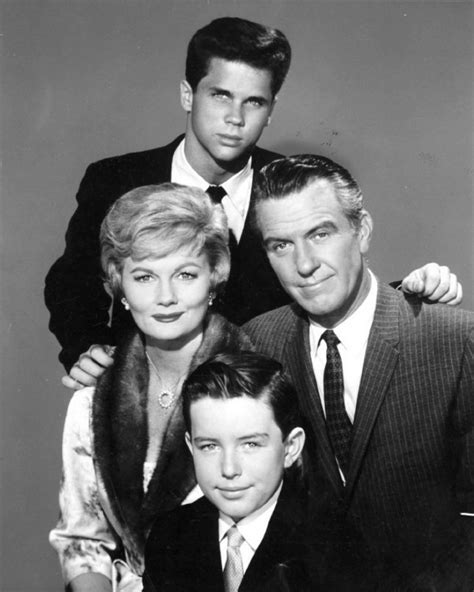 'LEAVE IT TO BEAVER' CAST FAMILY TV SITCOM - 8X10 PUBLICITY PHOTO (BB-133)