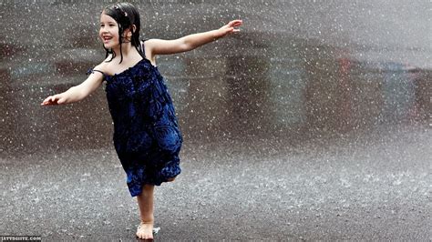 Little Cute Girl Playing In Rain - JattDiSite.com