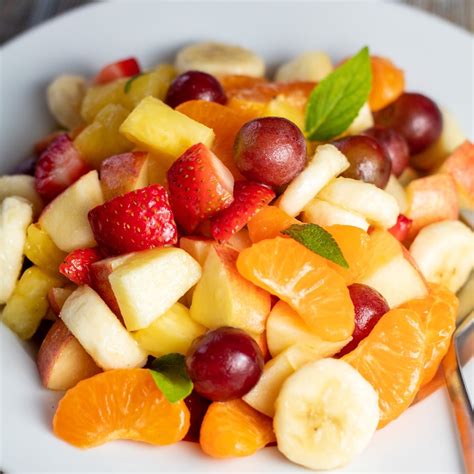 Ensalada de cóctel de frutas (¡Ensalada de frutas fácil con fruta fresca o enlatada!)