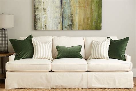 Guide to Choosing Throw Pillows - How To Decorate