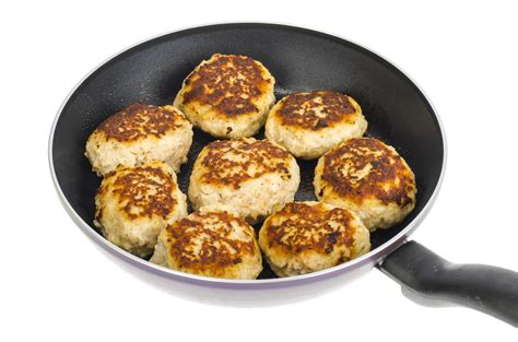 Pan with fried meat patties on white plate 5431999 Stock Photo at Vecteezy