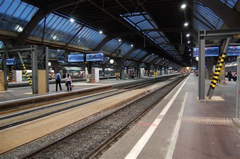 File:2007 Zurich main train station platform 2.jpg - Wikipedia