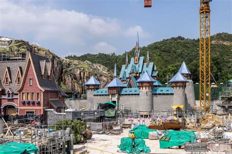 Hong Kong Disneyland Teases New "Frozen"-Themed Land Opening Next Year - LaughingPlace.com