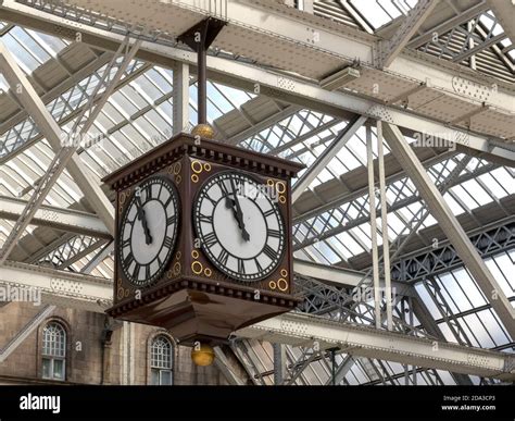 Station Clock at Glasgow Central Railway Station Concourse, Glasgow ...