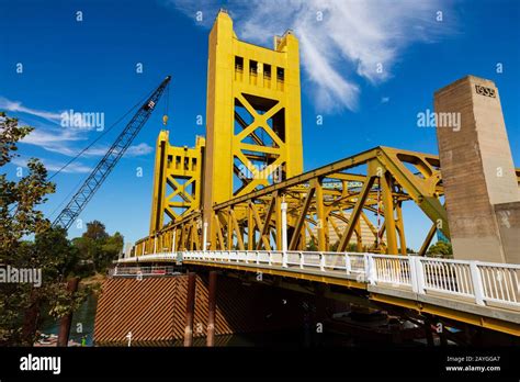 Tower bridge vertical lift bridge hi-res stock photography and images ...