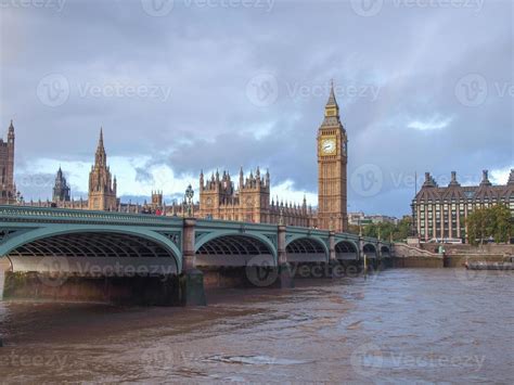 Westminster Bridge in London 3176997 Stock Photo at Vecteezy