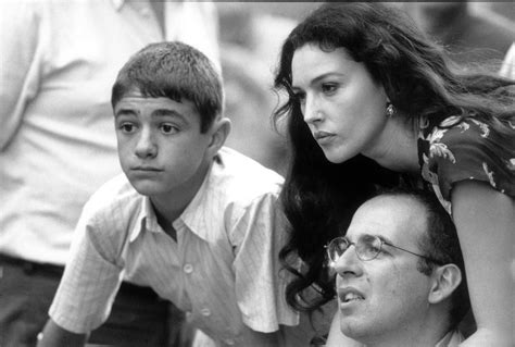 Monica Bellucci con Giuseppe Tornatore e Giuseppe Sulfaro dietro le scene del film "Malena" (2000)