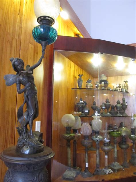 Behind Vietnam’s largest antique lamp collection | Tuoi Tre News