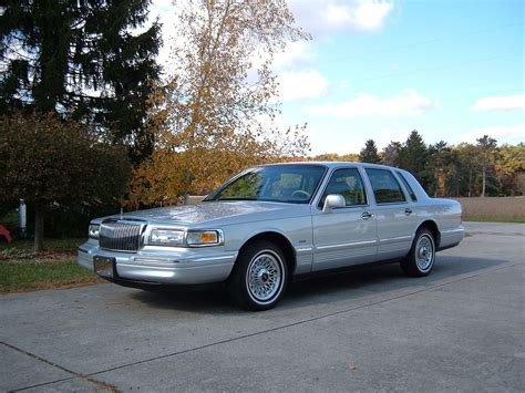 1996 Lincoln Town - Lincoln Town Car - Wikipedia | Lincoln town car, Lincoln cars, Lincoln ...