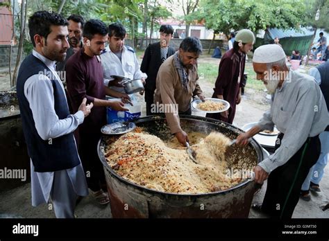 Kabul, Afghanistan. 13th June, 2016. Cooks distribute food as people ...