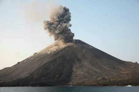 Gunung Krakatau Meletus Pertama Kali - All Gadoes