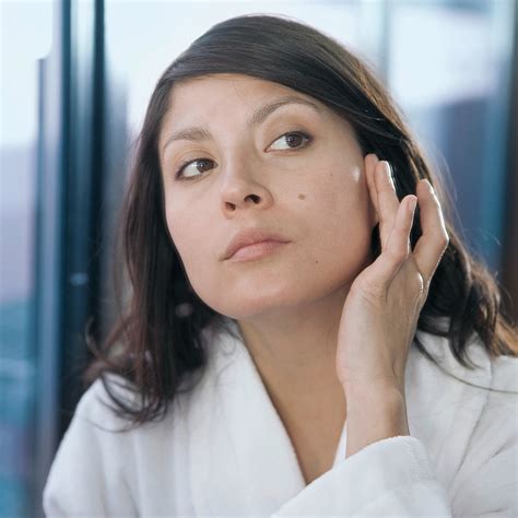 How to Treat Dry Skin Around the Eyes | Unilever Vaseline®