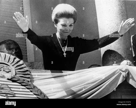 Isabelita Perón waves from the balcony of Casa Rosada Stock Photo ...