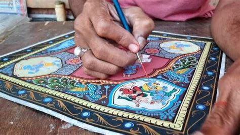 Odisha Pattachitra artist's unique painting techniques stirs interest - Hindustan Times