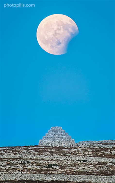 How to Photograph a Total Lunar Eclipse | PetaPixel