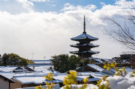 Premium Photo | Yasaka pagoda with snow in winter beautiful landscape ...