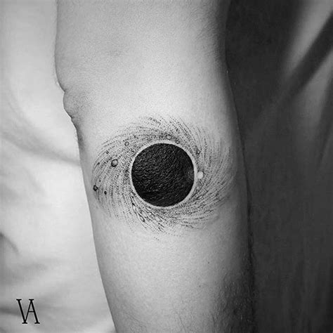 Cool minimalist design of a black hole | Geometrische tattoo, Ruimte ...