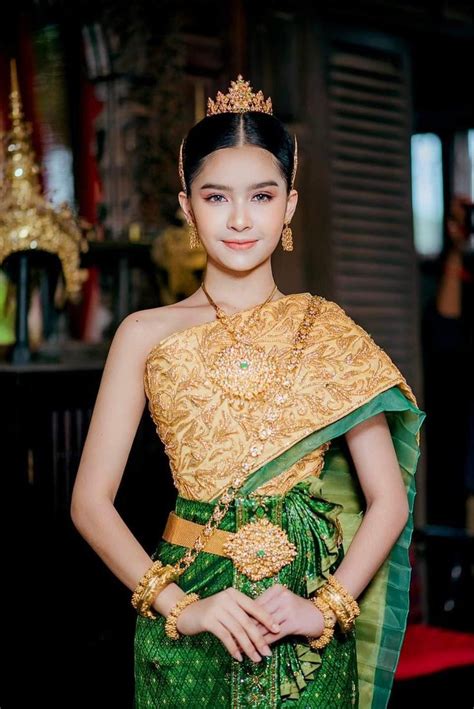 Cambodian women in Khmer traditional costume 🇰🇭 | Cambodian dress ...