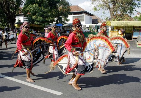 Tarian Tradisional Banyumas Jawa Tengah - PESONA WISATA INDONESIA