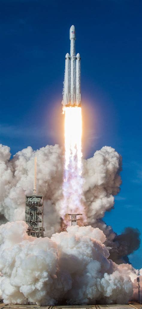 Download Spacex Falcon Kraftig Lancering Wallpaper | Wallpapers.com