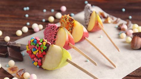 Give Your Fall Party Some DIY Flair With A Caramel Apple Bar