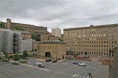 Dean Clough Mills © Chris Allen cc-by-sa/2.0 :: Geograph Britain and Ireland