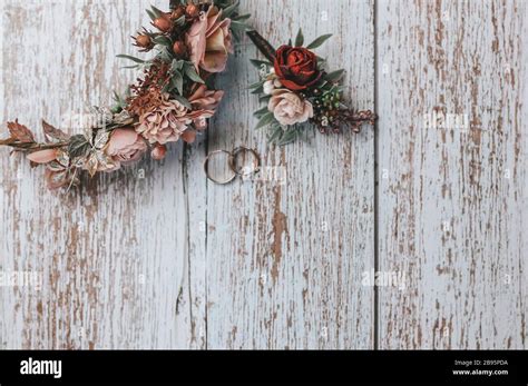 Wedding Ring Set on a Rustic Background Stock Photo - Alamy