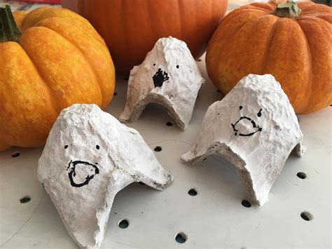 Egg carton ghosts craft for kids {from 30 Halloween Crafts for Kids} - the-gingerbread-house.co.uk