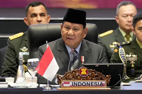 Menteri Pertahanan Indonesia Prabowo Subianto memimpin dalam pemilihan presiden, menurut survei ...