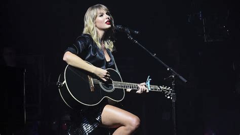 Taylor Swift Delivers Acoustic Performance Of 'The Man' Live From Paris ...