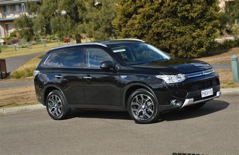 Mitsubishi Outlander PHEV Photos and Specs. Photo: Mitsubishi Outlander ...