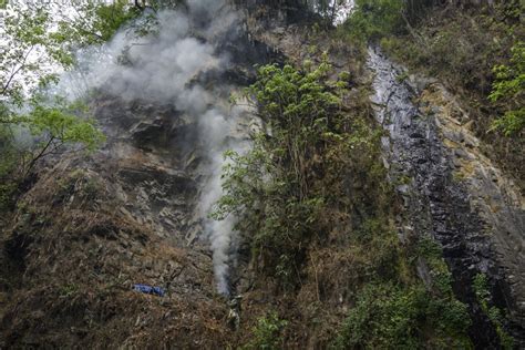 Honey Hunting on the Cliffs of China’s Yunnan Province: Photos - The Atlantic