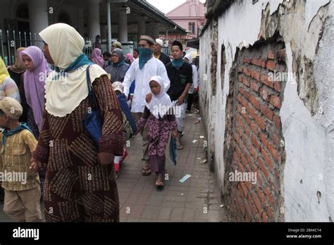 SURABAYA - INDONESIA, 23 JUNE 2013 : Pilgrims visit the Tomb of Sunan ...