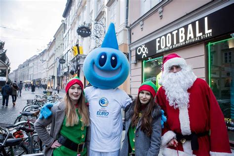 Božična promocija v Ljubljani. Božiček, paličici in nzs ma… | Flickr