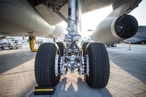 Heavy Load: How the Landing Gear Works on Airplanes – The Points Guy